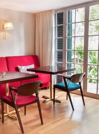 We suggest Casa da Quinta bar and restaurant